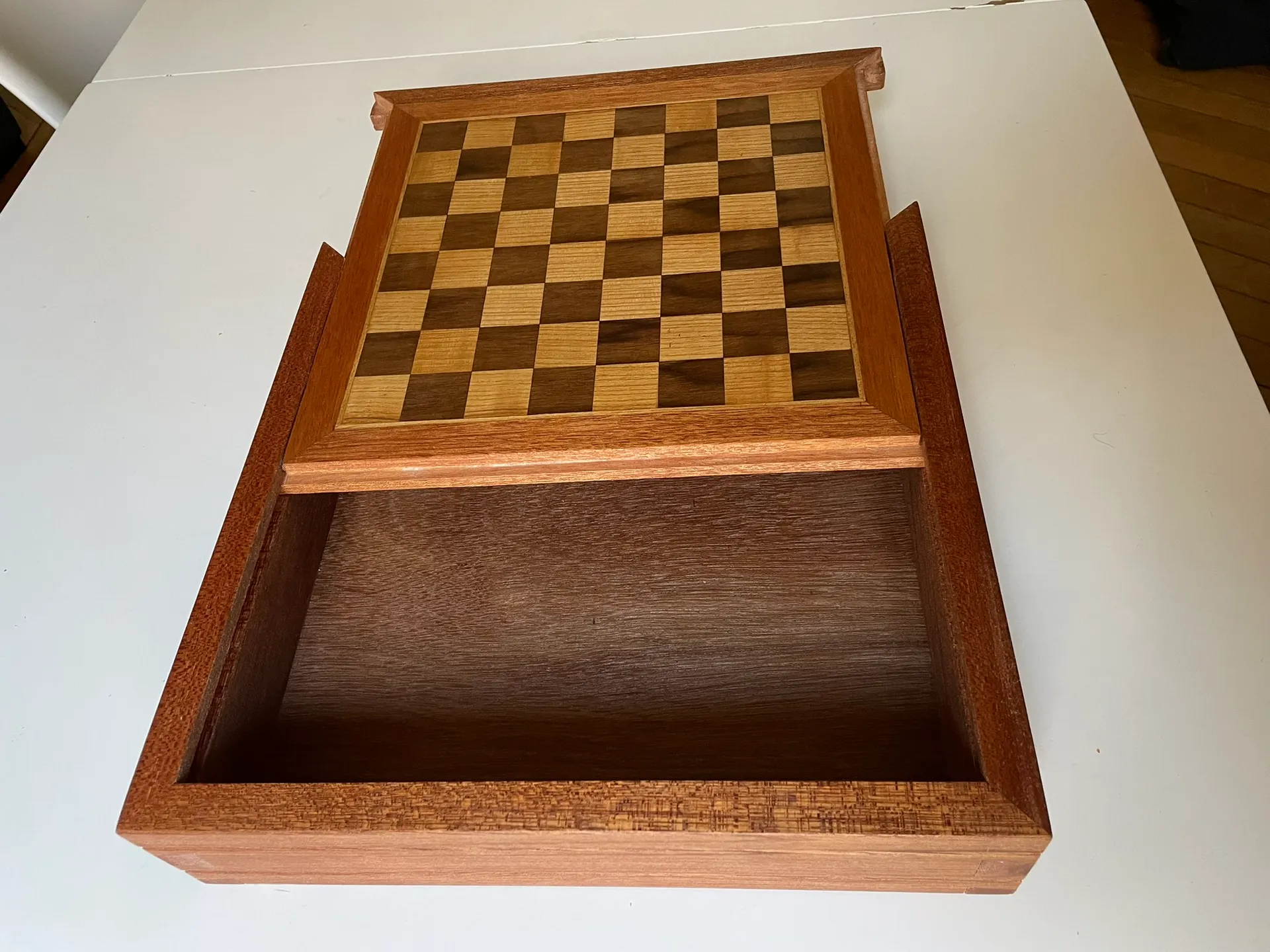 Échiquier avec sa boîte